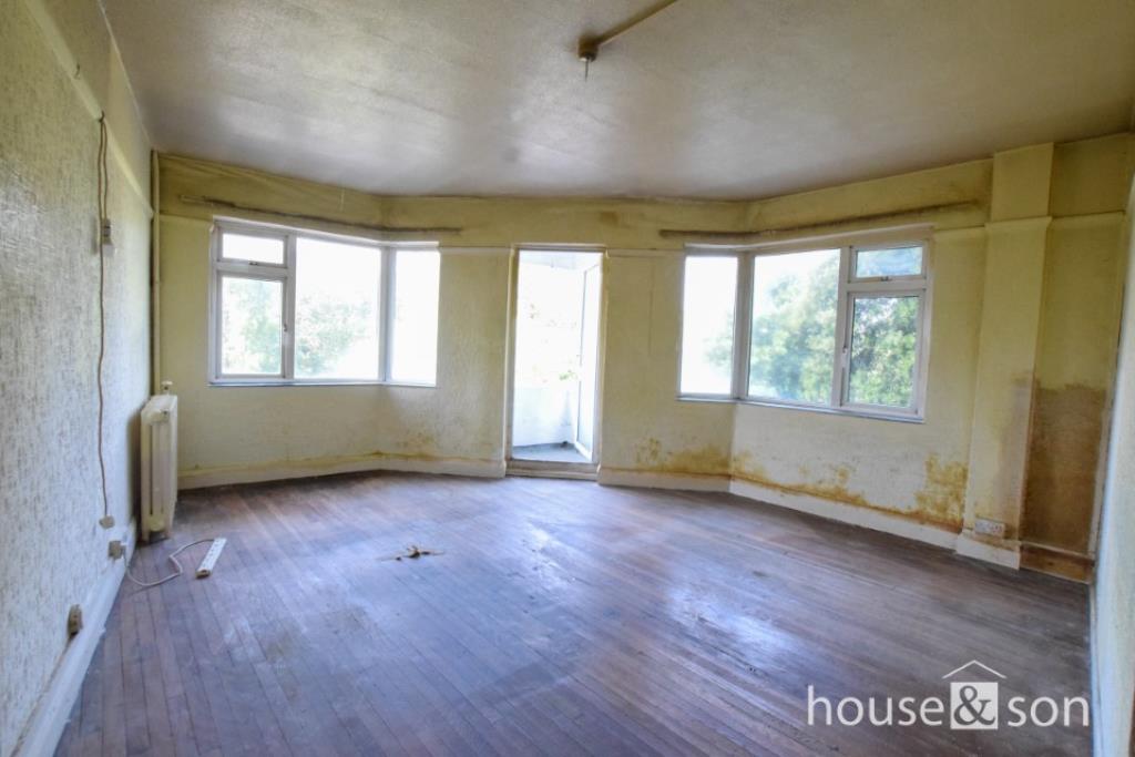 Lot: 28 - FLAT FOR IMPROVEMENT - Living Room